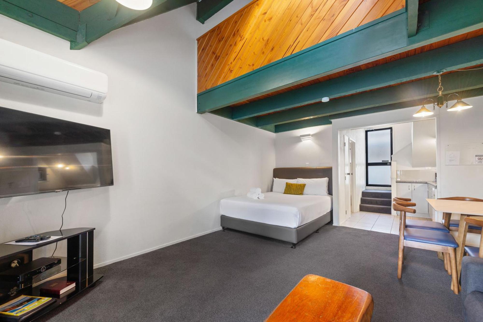 Wylie Court Motor 4*