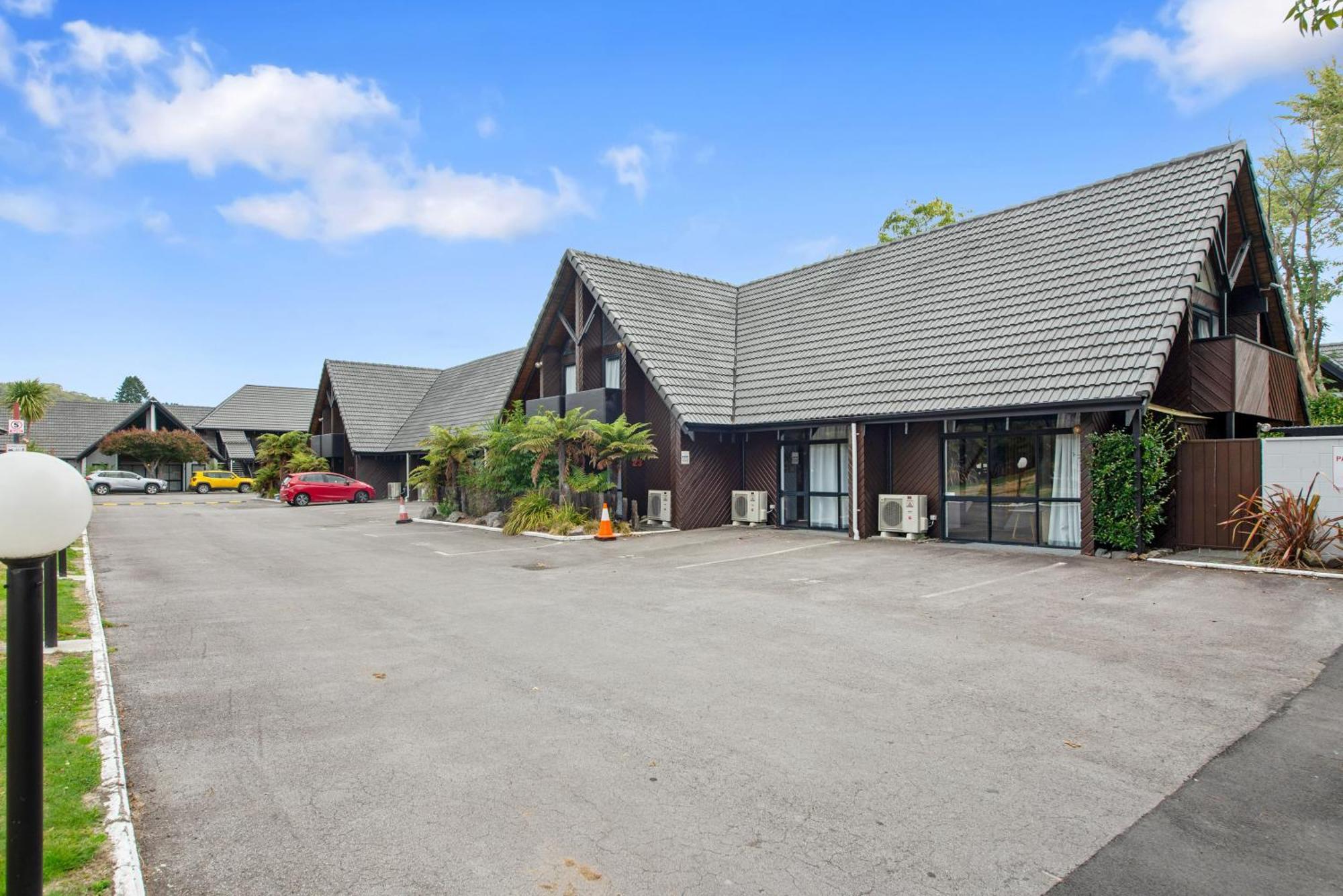 Wylie Court Motor 4*